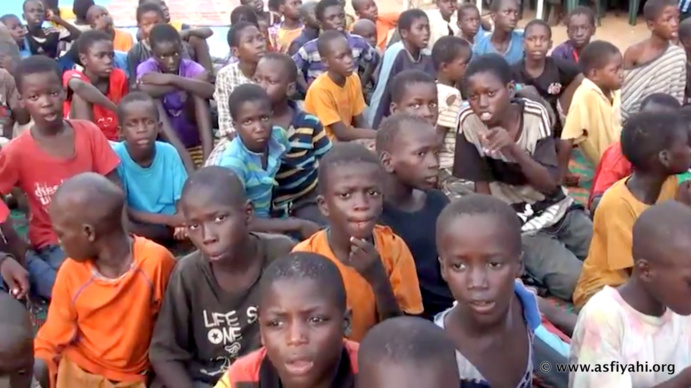 TABASKI 2016 - Demba Diop Sy habille plus de 1200 Talibés issus de 64 daaras de Tivaouane et ses environs (VIDEO ET PHOTOS) TABASKI 2016 - Demba Diop Sy habille plus de 1200 Talibés issus de 64 daaras de Tivaouane et ses environs (VIDEO ET PHOTOS)