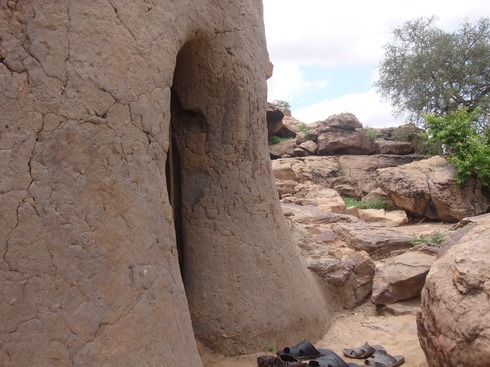 Entrée de l'endroit d'où disparut Cheikh Omar al-Foutiyyu, fortifié pour la mémoire !! Entrée de l'endroit d'où disparut Cheikh Omar al-Foutiyyu, fortifié pour la mémoire !!