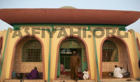 Vue Extérieure Mausolée Thierno Mounatga Tall, Ici même repose Elhadj Thierno Seydou Nourou Tall Vue Extérieure Mausolée Thierno Mounatga Tall, Ici même repose Elhadj Thierno Seydou Nourou Tall