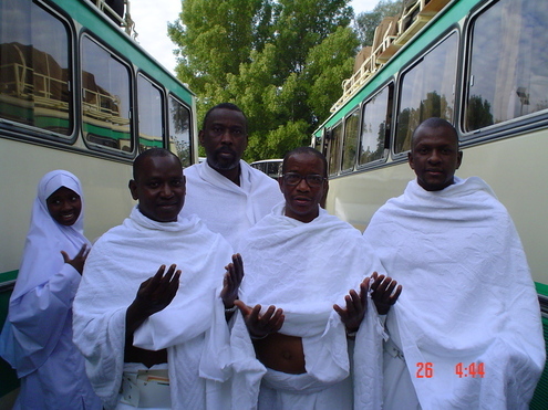 Pélerins sénégalais en ètat de sacralisation Pélerins sénégalais en ètat de sacralisation