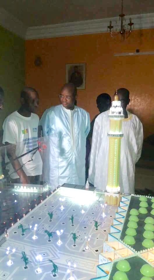 Regardez le cadeau symbolique d'un Talibé Tidiane à Cheikh Sidy Mokhtar Mbacké