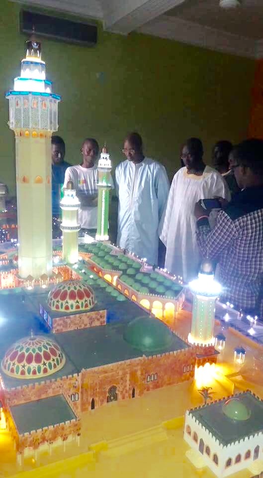 Regardez le cadeau symbolique d'un Talibé Tidiane à Cheikh Sidy Mokhtar Mbacké