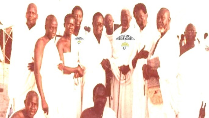 El hadj Abdoul Aziz Sy Dabakh en compagnie de son fils El hadj Maodo Sy et d'autres fideles