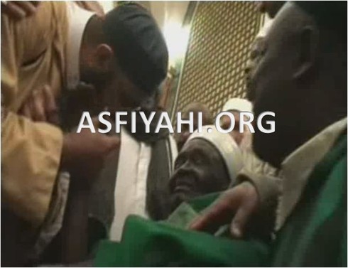 Le Khalif Donnant le Wird Tidjane au mausolée du Prophéte Mohamed (PSL)