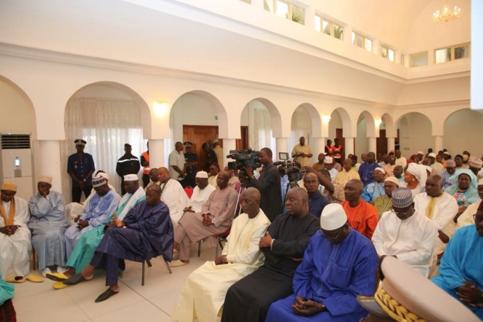 PHOTOS - TIVAOUANE - Rappel à Dieu de Sokhna Fatsy Mansour - Macky Sall présente ses condoléances à la Famille SY PHOTOS - TIVAOUANE - Rappel à Dieu de Sokhna Fatsy Mansour - Macky Sall présente ses condoléances à la Famille SY