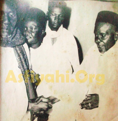 Serigne Babacar Sy et El Hadj Mansour Sy Malick ( au milieu on reconnait Serigne Mansour SY Actuel Khalif et Homonyme de El Hadj Mansour Sy Malick et Serigne Mounirou Sarr)