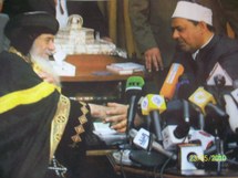 Cheikh Ahmed A-Tayeb (à droite), nouveau recteur d'Al-Azhar, avec Chenouda III, chef de la communauté copte, le 23 Mars, au Caire