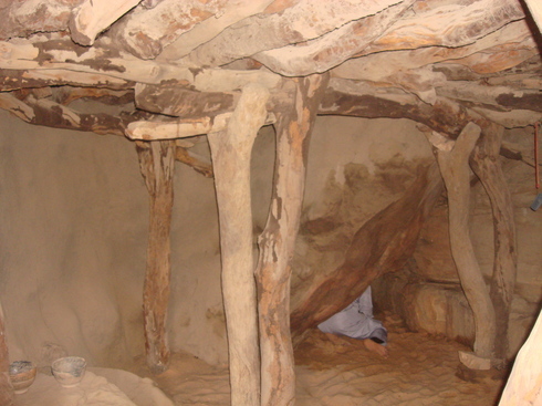 Intérieur de la grotte où disparut Cheikh Omar al-Foutiyyu dans les falaises de Déguiméré (à 14 Km de Bandiagara)