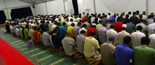 Les musulmans de Gallarate prient sous une tente aménagée par l'Église de la ville dans la cour arrière de celle-ci.