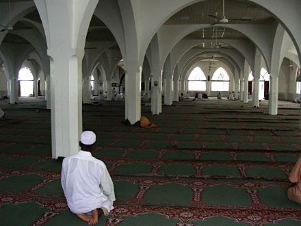 [VIDEO] Le Respect de la Mosquée (Téguine si Biir Djakk), traduction de «ADAABOUL MASDJID» de Seydi El Hadj Malick Sy (RTA)