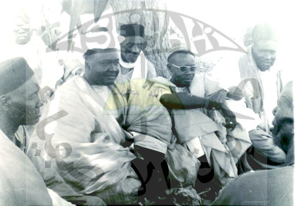 Serigne Mansour Sy dans ses champs en compagnie de Serigne Abdoul Aziz Sy Al Amine et Serigne Saliou Sarr Serigne Mansour Sy dans ses champs en compagnie de Serigne Abdoul Aziz Sy Al Amine et Serigne Saliou Sarr