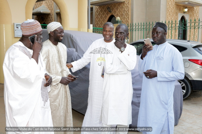 PHOTOS - Spécial Ndogou: Le Curé de la Paroisse Saint Joseph de Médina sise à Fass, chez Serigne Moustapha Sy Djamil