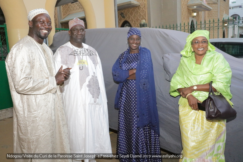PHOTOS - Spécial Ndogou: Le Curé de la Paroisse Saint Joseph de Médina sise à Fass, chez Serigne Moustapha Sy Djamil