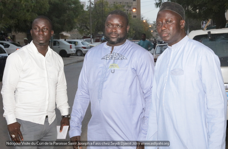 PHOTOS - Spécial Ndogou: Le Curé de la Paroisse Saint Joseph de Médina sise à Fass, chez Serigne Moustapha Sy Djamil