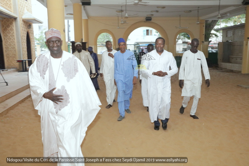 PHOTOS - Spécial Ndogou: Le Curé de la Paroisse Saint Joseph de Médina sise à Fass, chez Serigne Moustapha Sy Djamil