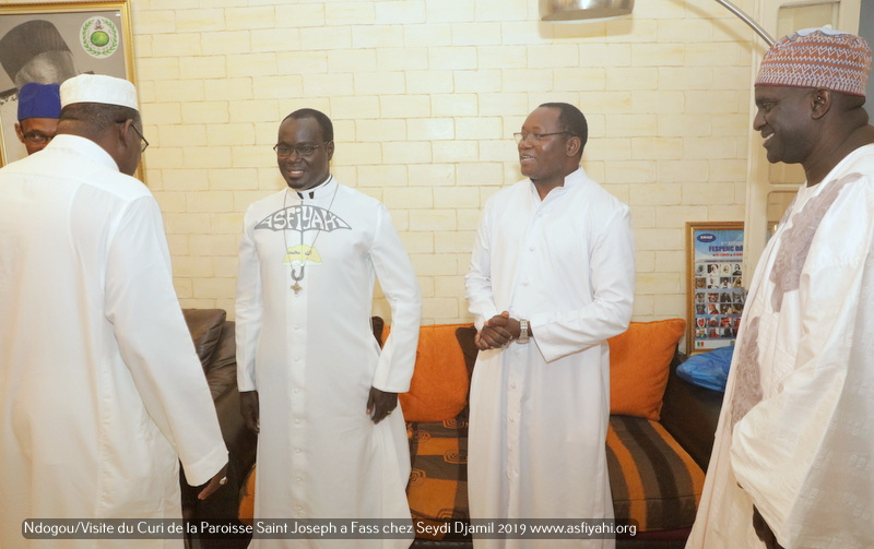 PHOTOS - Spécial Ndogou: Le Curé de la Paroisse Saint Joseph de Médina sise à Fass, chez Serigne Moustapha Sy Djamil