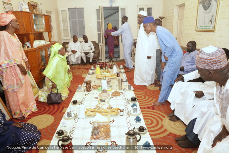 PHOTOS - Spécial Ndogou: Le Curé de la Paroisse Saint Joseph de Médina sise à Fass, chez Serigne Moustapha Sy Djamil