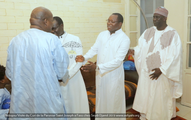 PHOTOS - Spécial Ndogou: Le Curé de la Paroisse Saint Joseph de Médina sise à Fass, chez Serigne Moustapha Sy Djamil