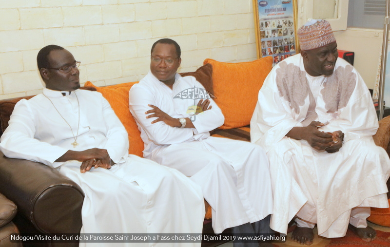 PHOTOS - Spécial Ndogou: Le Curé de la Paroisse Saint Joseph de Médina sise à Fass, chez Serigne Moustapha Sy Djamil