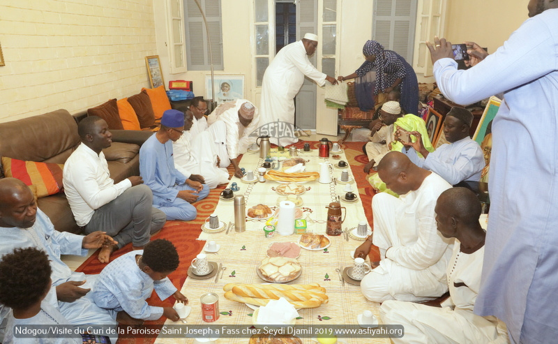 PHOTOS - Spécial Ndogou: Le Curé de la Paroisse Saint Joseph de Médina sise à Fass, chez Serigne Moustapha Sy Djamil