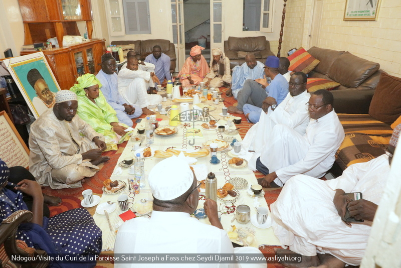 PHOTOS - Spécial Ndogou: Le Curé de la Paroisse Saint Joseph de Médina sise à Fass, chez Serigne Moustapha Sy Djamil