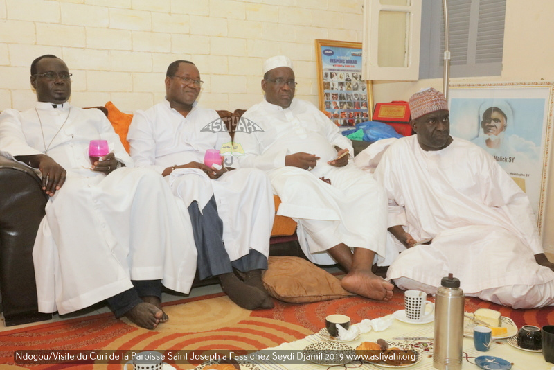 PHOTOS - Spécial Ndogou: Le Curé de la Paroisse Saint Joseph de Médina sise à Fass, chez Serigne Moustapha Sy Djamil