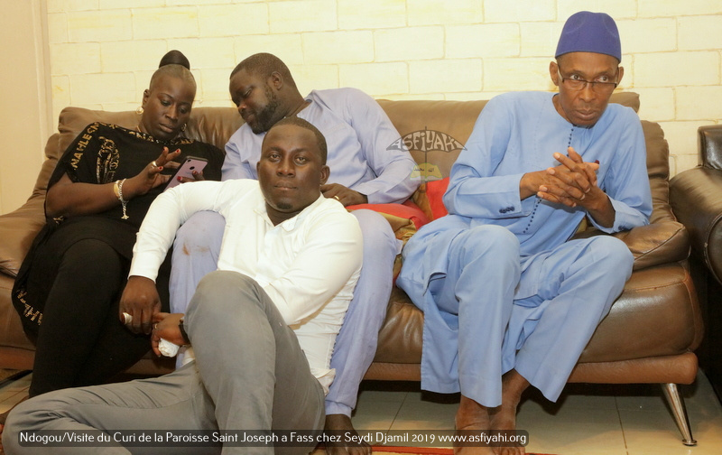 PHOTOS - Spécial Ndogou: Le Curé de la Paroisse Saint Joseph de Médina sise à Fass, chez Serigne Moustapha Sy Djamil