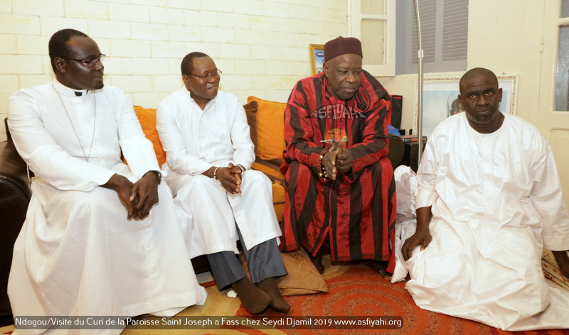PHOTOS - Spécial Ndogou: Le Curé de la Paroisse Saint Joseph de Médina sise à Fass, chez Serigne Moustapha Sy Djamil