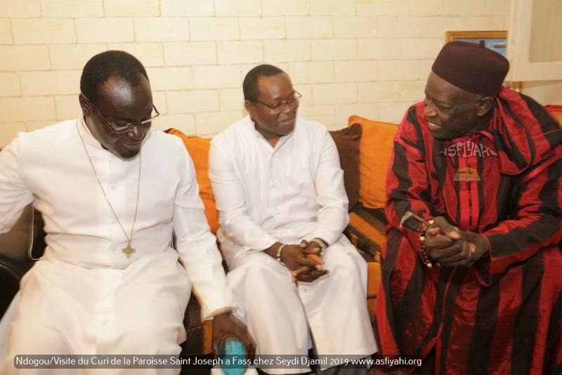PHOTOS - Spécial Ndogou: Le Curé de la Paroisse Saint Joseph de Médina sise à Fass, chez Serigne Moustapha Sy Djamil