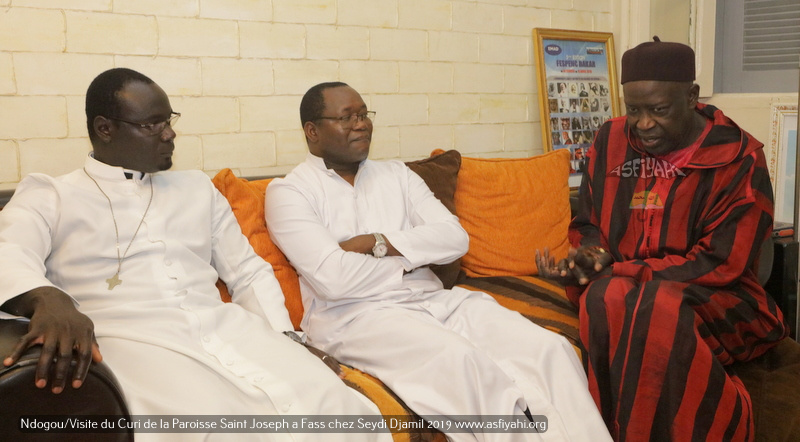PHOTOS - Spécial Ndogou: Le Curé de la Paroisse Saint Joseph de Médina sise à Fass, chez Serigne Moustapha Sy Djamil