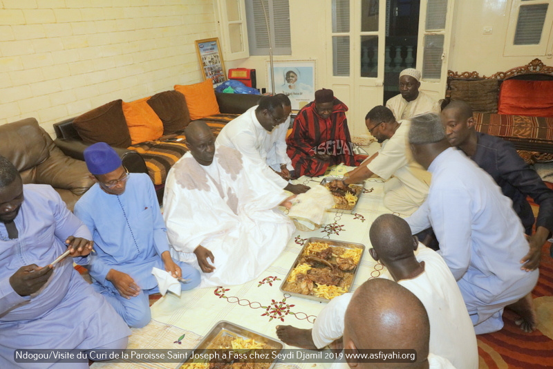 PHOTOS - Spécial Ndogou: Le Curé de la Paroisse Saint Joseph de Médina sise à Fass, chez Serigne Moustapha Sy Djamil