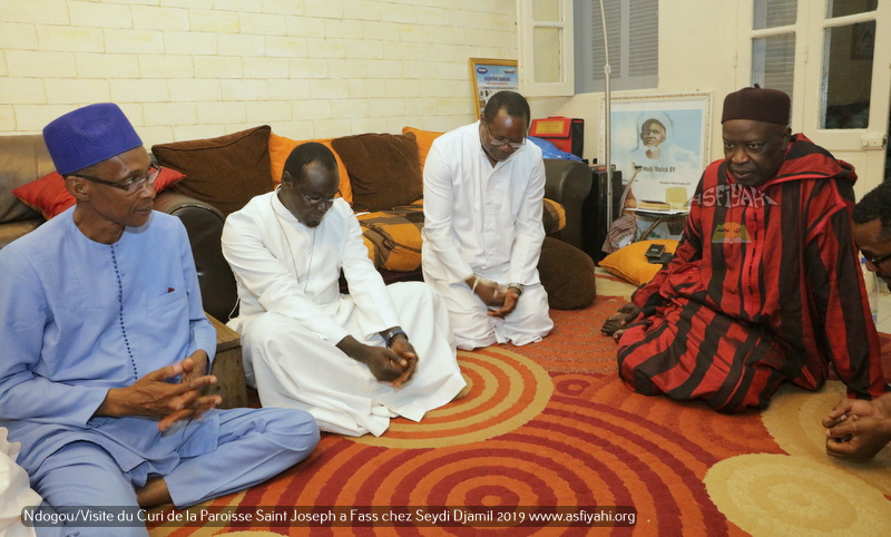 PHOTOS - Spécial Ndogou: Le Curé de la Paroisse Saint Joseph de Médina sise à Fass, chez Serigne Moustapha Sy Djamil