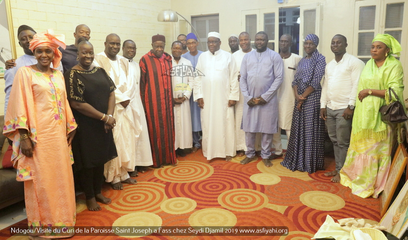 PHOTOS - Spécial Ndogou: Le Curé de la Paroisse Saint Joseph de Médina sise à Fass, chez Serigne Moustapha Sy Djamil