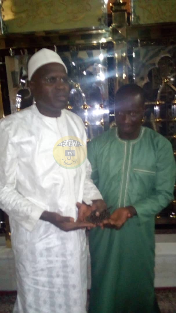 PHOTOS - A peine sorti de Prison: Khalifa Sall se rend nuitamment à Tivaouane se recueillir au mausolée de son homonyme Serigne Babacar Sy PHOTOS - A peine sorti de Prison: Khalifa Sall se rend nuitamment à Tivaouane se recueillir au mausolée de son homonyme Serigne Babacar Sy