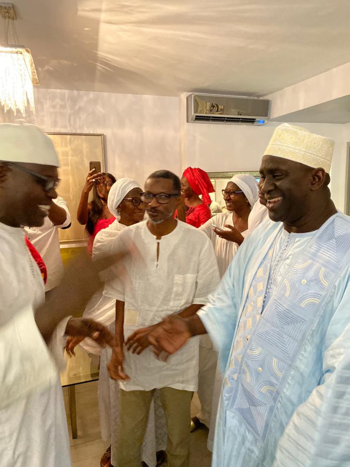 PHOTOS - A peine sorti de Prison: Khalifa Sall se rend nuitamment à Tivaouane se recueillir au mausolée de son homonyme Serigne Babacar Sy PHOTOS - A peine sorti de Prison: Khalifa Sall se rend nuitamment à Tivaouane se recueillir au mausolée de son homonyme Serigne Babacar Sy