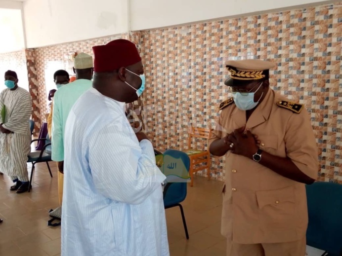 PHOTOS - DIAKSAO - SANTÉ PUBLIQUE: Important Don de la famille de Seydil Hadj Malick SY d'une valeur de 40 millions en matériel médical dont une ambulance médicalisée PHOTOS - DIAKSAO - SANTÉ PUBLIQUE: Important Don de la famille de Seydil Hadj Malick SY d'une valeur de 40 millions en matériel médical dont une ambulance médicalisée