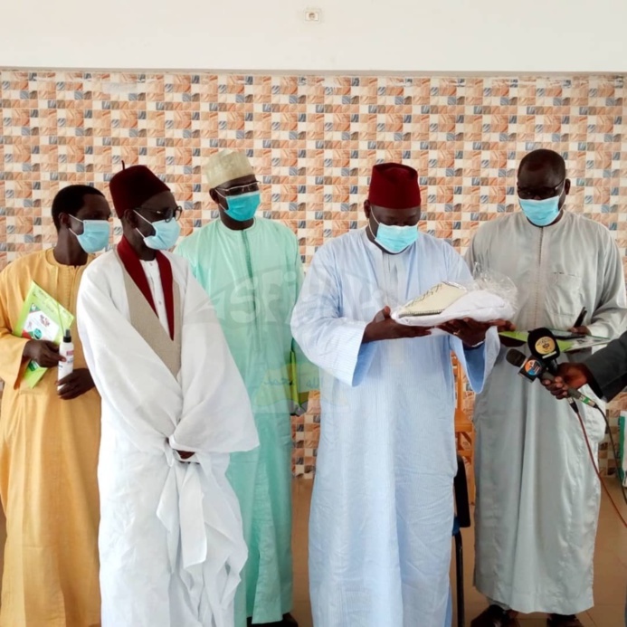 PHOTOS - DIAKSAO - SANTÉ PUBLIQUE: Important Don de la famille de Seydil Hadj Malick SY d'une valeur de 40 millions en matériel médical dont une ambulance médicalisée PHOTOS - DIAKSAO - SANTÉ PUBLIQUE: Important Don de la famille de Seydil Hadj Malick SY d'une valeur de 40 millions en matériel médical dont une ambulance médicalisée