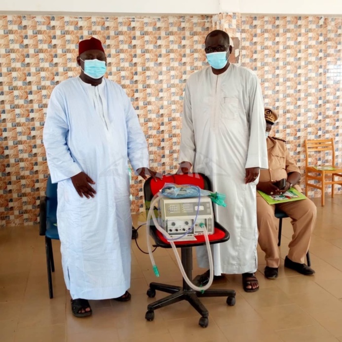 PHOTOS - DIAKSAO - SANTÉ PUBLIQUE: Important Don de la famille de Seydil Hadj Malick SY d'une valeur de 40 millions en matériel médical dont une ambulance médicalisée PHOTOS - DIAKSAO - SANTÉ PUBLIQUE: Important Don de la famille de Seydil Hadj Malick SY d'une valeur de 40 millions en matériel médical dont une ambulance médicalisée