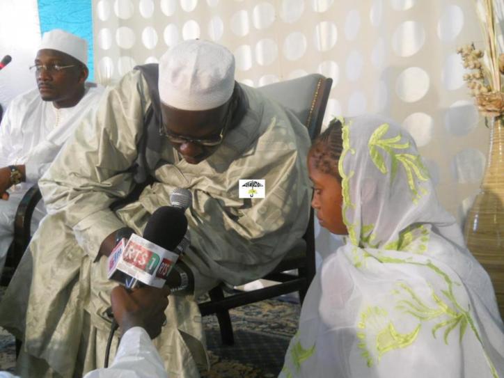 Serigne Sidy Ahmed Sy Ibn Serigne Abdoul Aziz Sy Al Amine conversant une femme à l'Islam . Elle porte désormais le nom de "Sokhna Khadijatou"