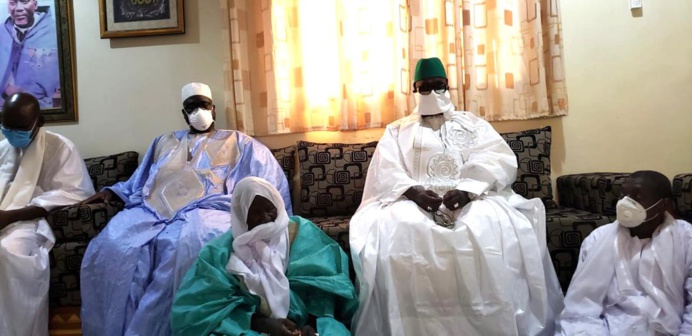 TIVAOUANE - Le Khalif Général des Tidianes reòoit la Dèlègation du Khalif Général des Mourides conduit par son porte-parole Serigne Bassirou Mbacké Abdou Khadre. TIVAOUANE - Le Khalif Général des Tidianes reòoit la Dèlègation du Khalif Général des Mourides conduit par son porte-parole Serigne Bassirou Mbacké Abdou Khadre.