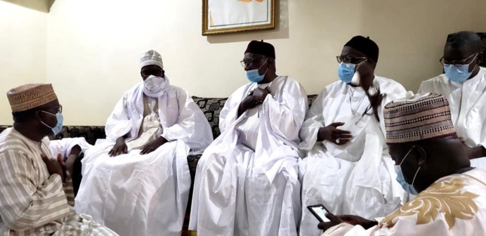 TIVAOUANE - Le Khalif Général des Tidianes reòoit la Dèlègation du Khalif Général des Mourides conduit par son porte-parole Serigne Bassirou Mbacké Abdou Khadre. TIVAOUANE - Le Khalif Général des Tidianes reòoit la Dèlègation du Khalif Général des Mourides conduit par son porte-parole Serigne Bassirou Mbacké Abdou Khadre.