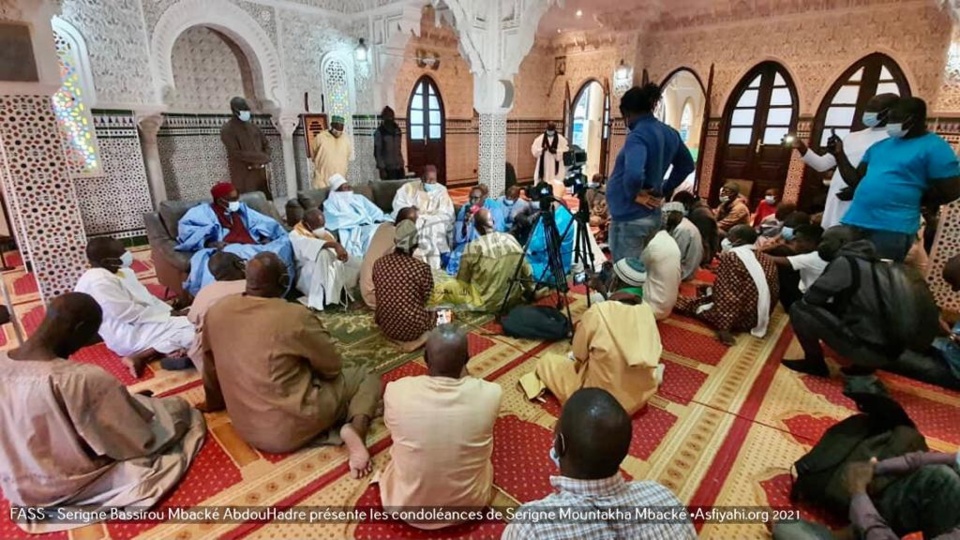 PHOTOS - FASS - Serigne Bassirou Mbacke Abdouhadre presente les condoléances de Serigne Mountakha Mbacké, Khalif General des Mourides