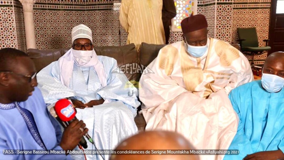 PHOTOS - FASS - Serigne Bassirou Mbacke Abdouhadre presente les condoléances de Serigne Mountakha Mbacké, Khalif General des Mourides