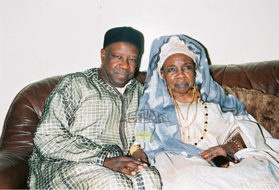 Serigne Mansour Sy Djamil en compagnie de sa "Badiéne" Sokhna Oumou Kalsom Sy Khalifa