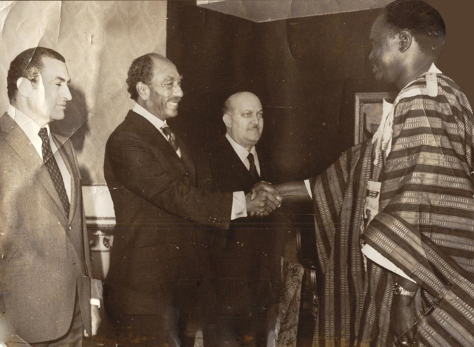 Son Excellence Aboubacar SY présentant ses lettres de créance au Président d'Egypte Anouar El Sadate sous l'oeil attentif de son successeur le Président Hosni Moubarak"