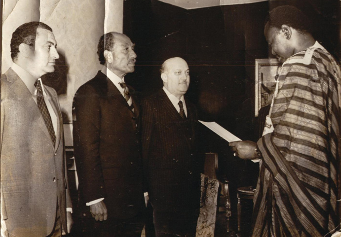 Son Excellence Aboubacar SY présentant ses lettres de créance au Président d'Egypte Anouar El Sadate sous l'oeil attentif de son successeur le Président Hosni Moubarak" Son Excellence Aboubacar SY présentant ses lettres de créance au Président d'Egypte Anouar El Sadate sous l'oeil attentif de son successeur le Président Hosni Moubarak"