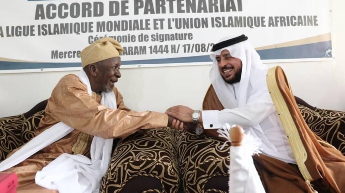 Création du conseil des savants d'Afrique de l'ouest : un accord a été signé entre l'union islamique d'Afrique, à sa tête Cheikh Mahi Ibrahima NIASS, et la Ligue Islamique Mondiale
