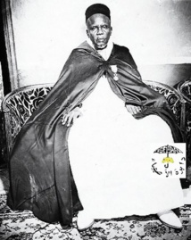 Sokhna Oumou Kalsoum Sy Bint Serigne Babacar Sy raconte ... Comment Cheikhal Khalifa a vècu à la Rue Thiérs le bombardement de Dakar Sokhna Oumou Kalsoum Sy Bint Serigne Babacar Sy raconte ... Comment Cheikhal Khalifa a vècu à la Rue Thiérs le bombardement de Dakar