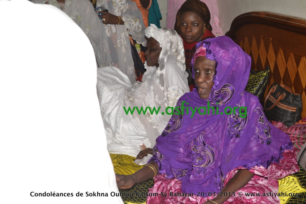 Serigne Abdou présentant ses condoleances à sa soeur SOkhna Safietou Sy Bint Serigne Babacar Sy (rta)