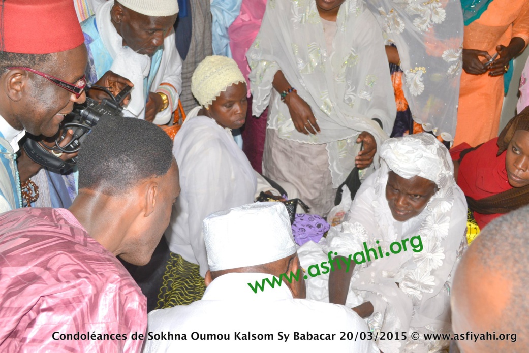 Serigne Abdou presentant ses condoleances à sa soeur SOkhna Daba Sy Bint Serigne Babacar Sy (rta) Serigne Abdou presentant ses condoleances à sa soeur SOkhna Daba Sy Bint Serigne Babacar Sy (rta)